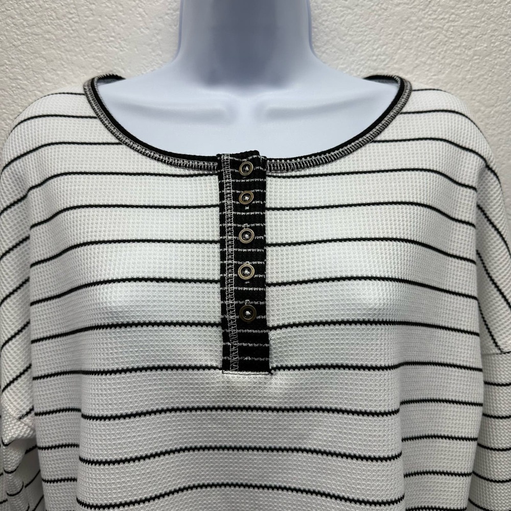Women’s Sz Lg Long Sleeve Scoop Neck 1/4 Button Up Tee, V492 - Picture 3 of 8